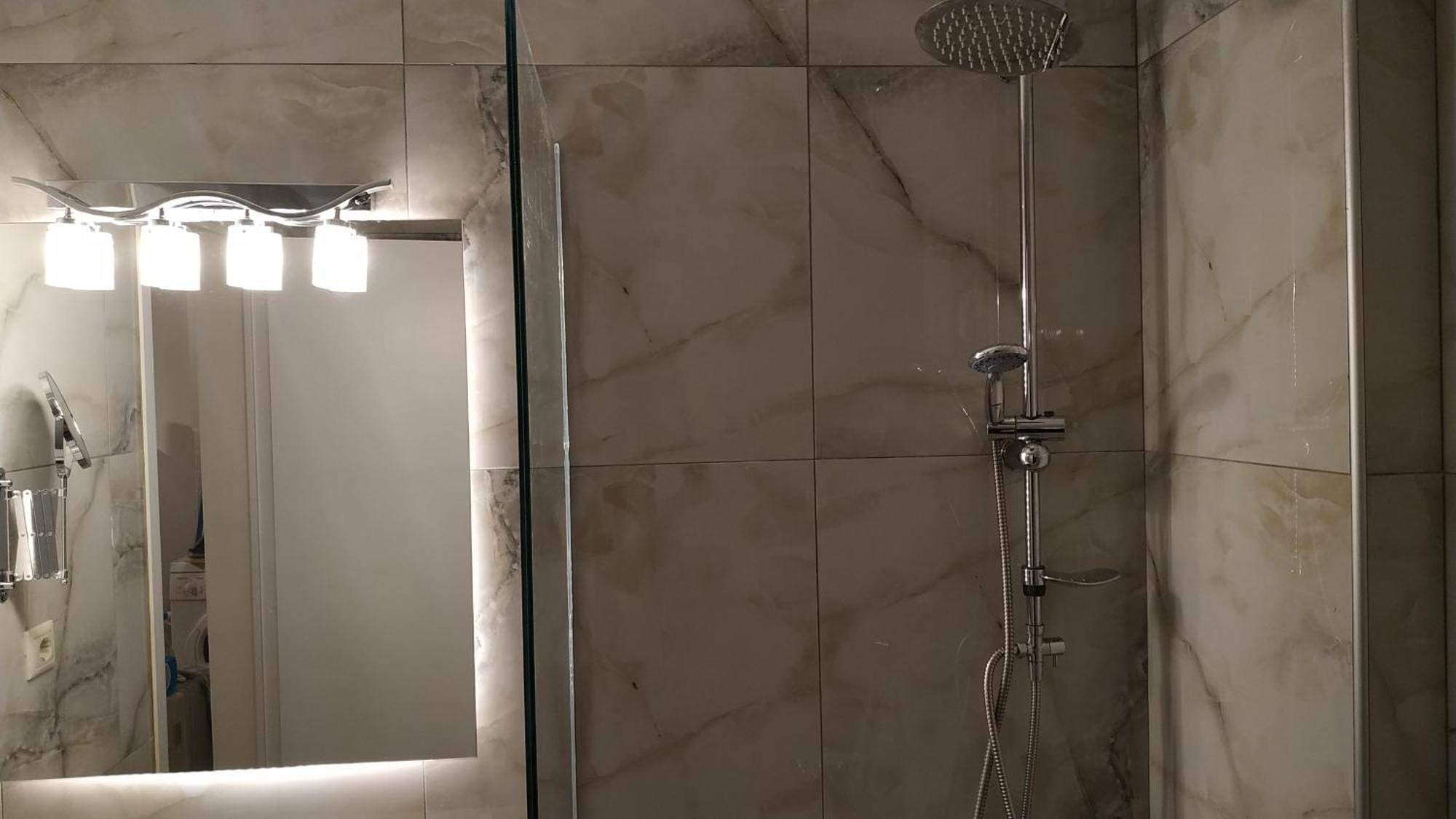 Apartment Atelier Poly - Two Bedroom For 5 Persons -50m To Metro Sintrivani Station- 6th Floor Plain View - Center -